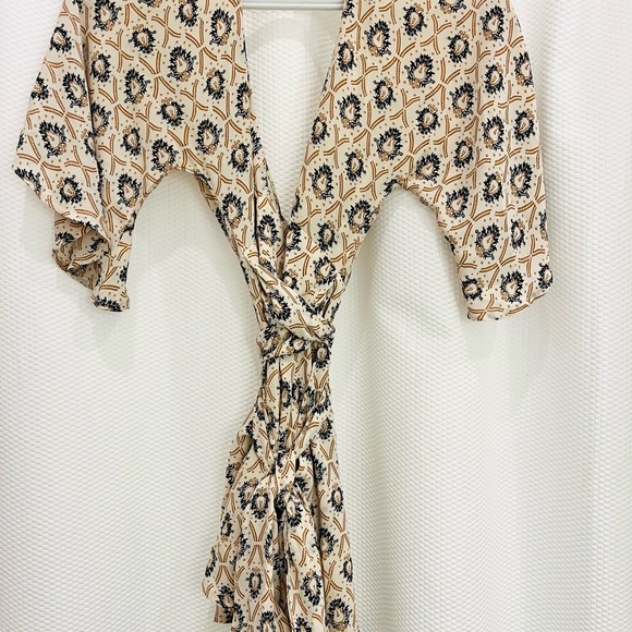 Latest Scoop Romper - Picture 4 of 4